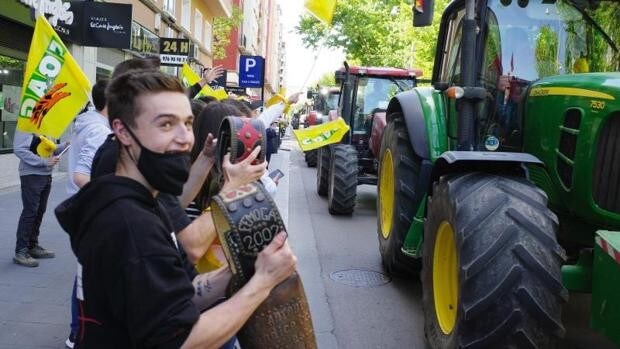 Decenas de tractores se manifiestan en Zaragoza para protestar por la situación de la agricultura