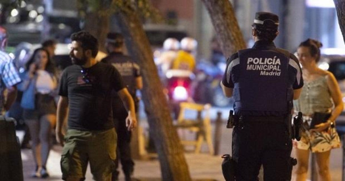 Un policía municipal vigila el centro de Madrid (imagen de archivo)