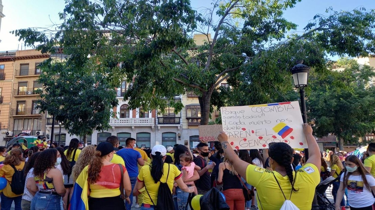 Algunos de los manifestantes han mostrado este viernes su apoyo a los colombianos