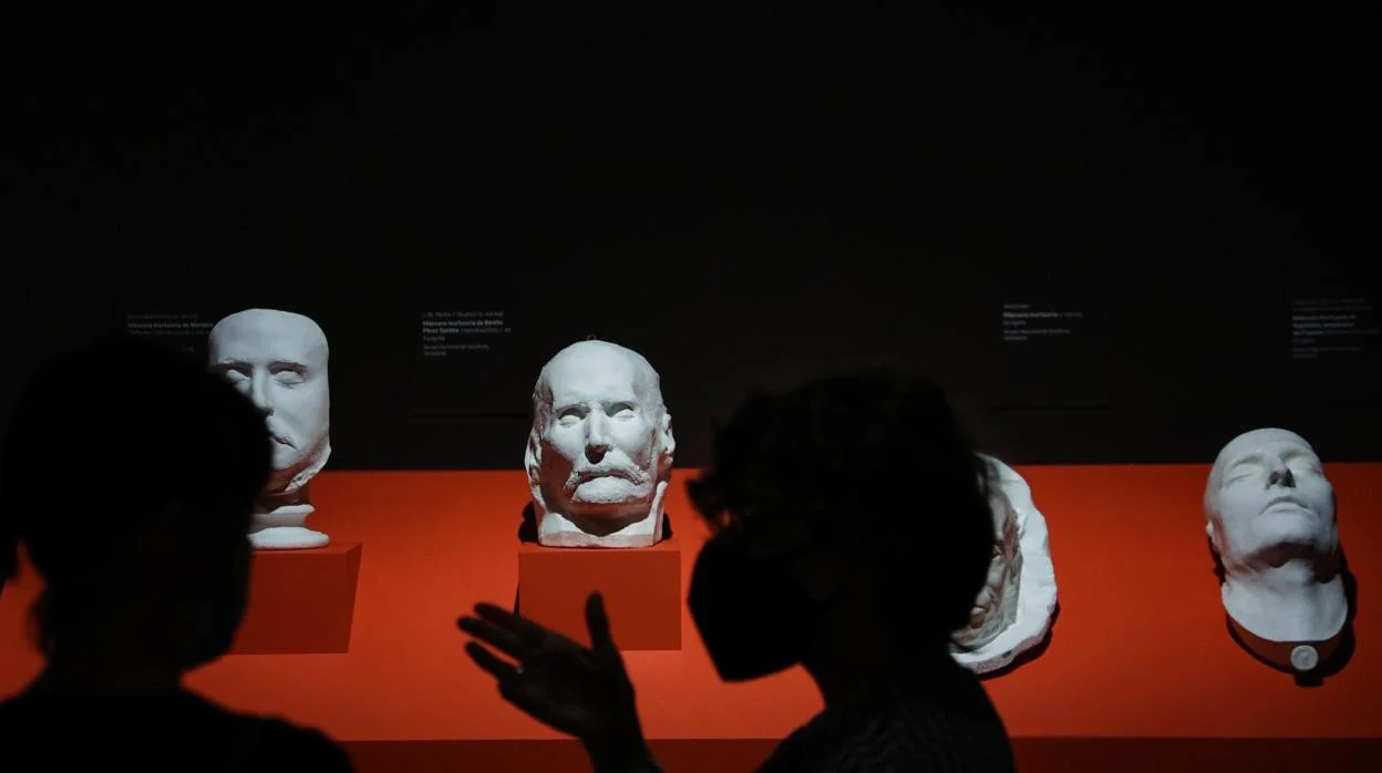 Detalle de unas máscaras funerarias pertenecientes a la exposición