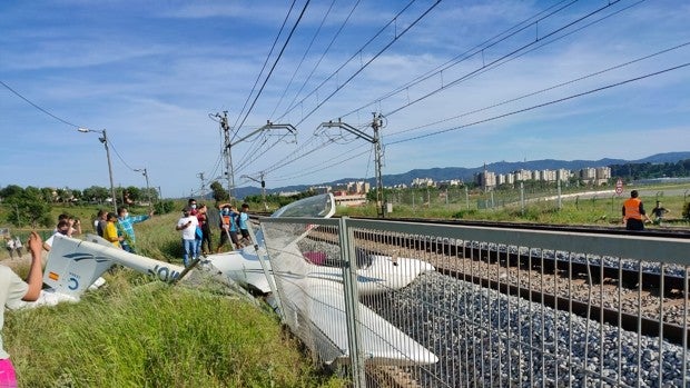 Una avioneta se estrella en Sabadell y corta la circulación ferroviaria