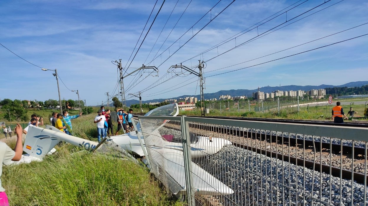 La avioneta ha caído sobre las vías del tren