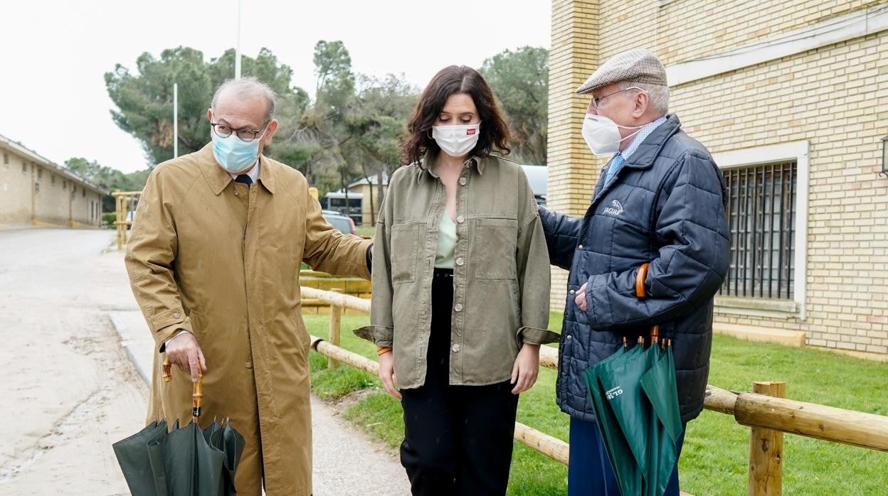 Isabel Díaz Ayuso con Joaquín Leguina y Nicolás Redondo Terreros durante su visita al proyecto de equinoterapia para personas con alteraciones psíquicas, comunicativas, sociales y lingüísticas que desarrolla la Fundación Alma Tecnológica