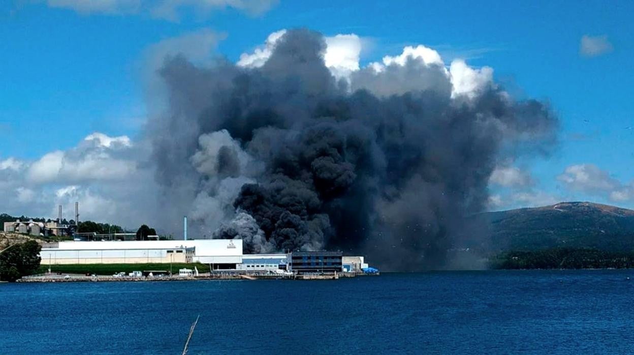 Bajo control el incendio declarado en la conservera Jealsa de Boiro, con 60  personas evacuadas