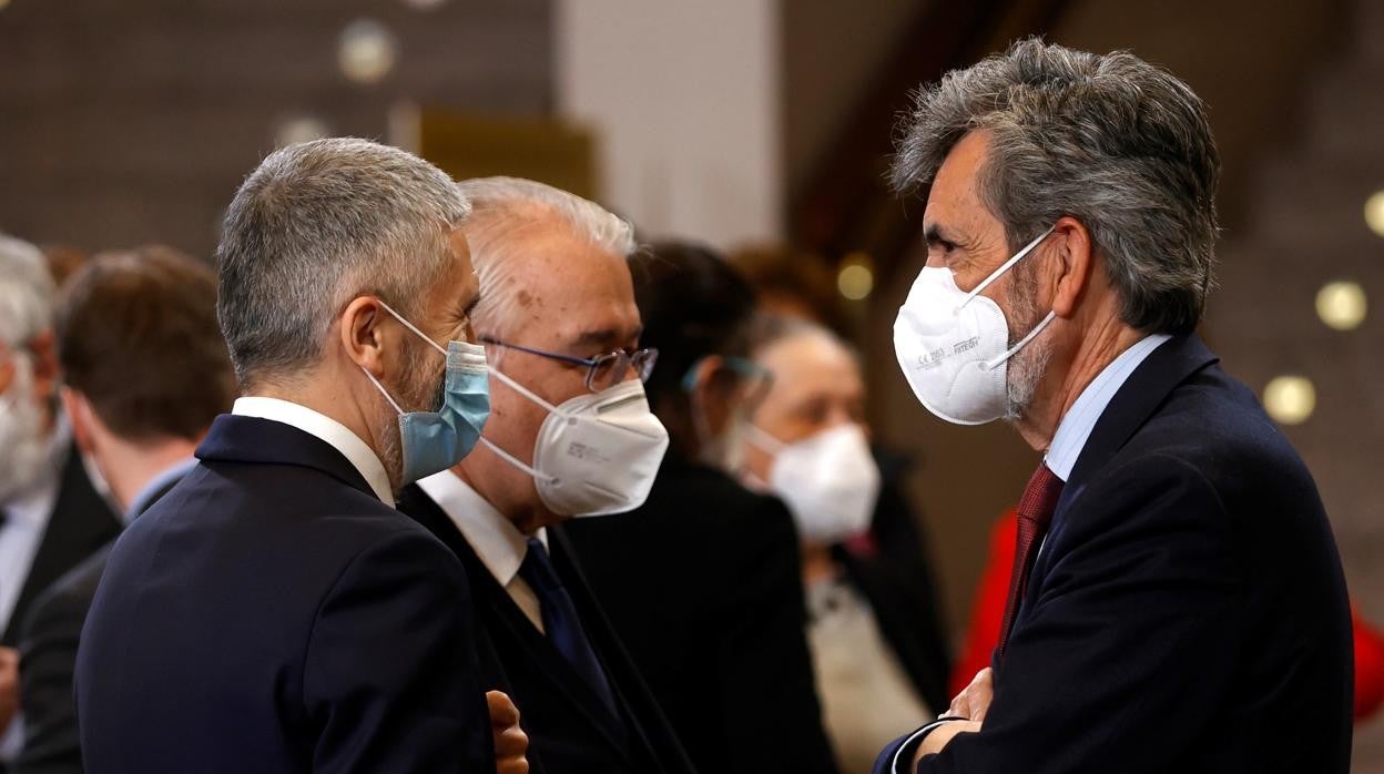 El presidente del CGPJ, Carlos Lesmes charla con el ministrio Marlaska y González Rivas, presidente del TC