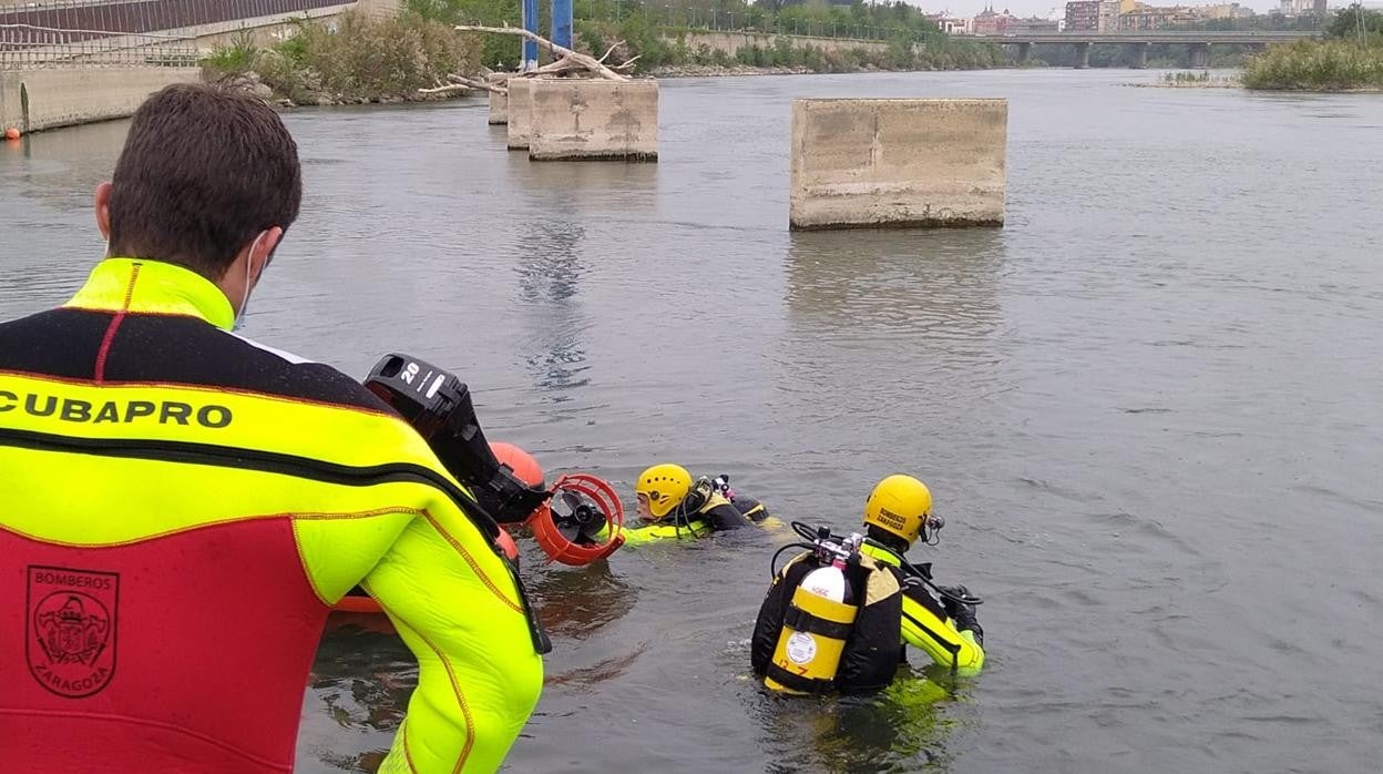 Buzos de los bomberos de Zaragoza, durante las tareas de búsqueda del niño de 13 años