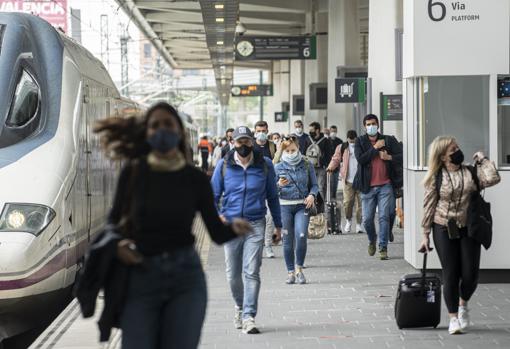 Imagen de los pasajeros del primer AVE que ha llegado este domingo a Valencia