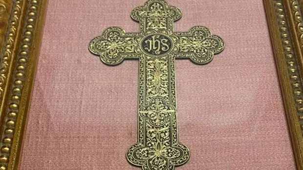 Una cruz damasquinada del maestro Mariano San Félix, obsequio de la ciudad de Toledo al Papa Francisco