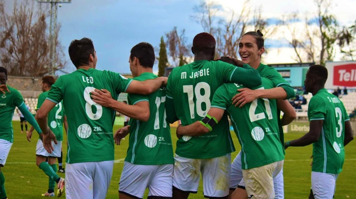 Los jugadores verdes se abrazan tras uno de los goles