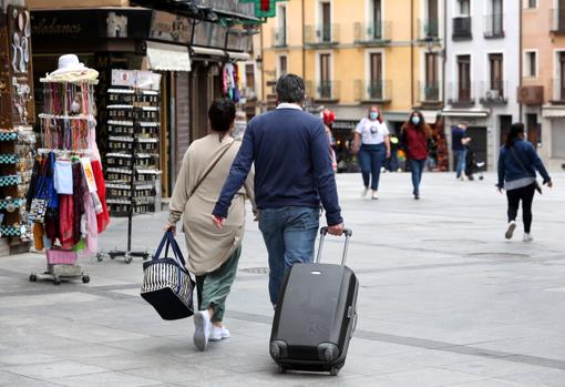 Turistas con maletas por Toledo