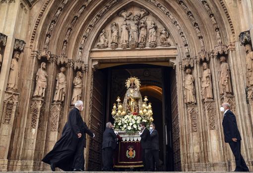 Imagen de la Virgen de los Desamparados en la Missa d'Infants celebrada en Valencia