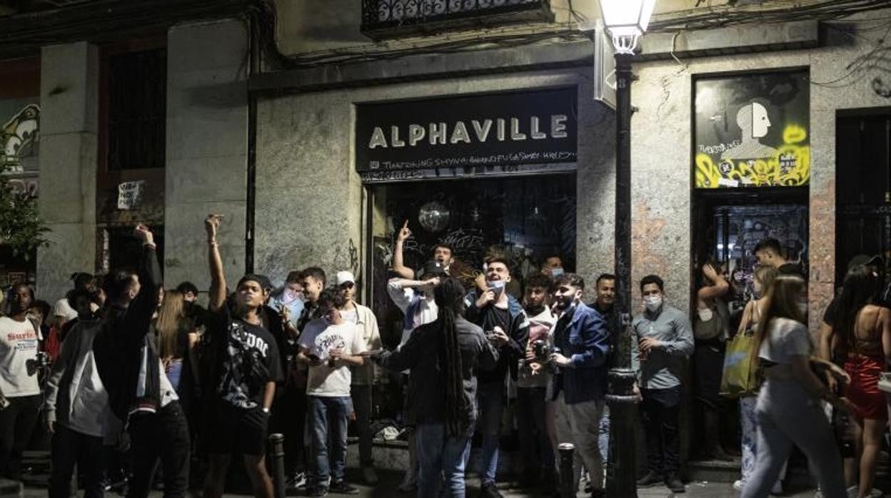 Un grupo de jóvenes, la madrugada de ayer, en Malasaña/ Villacís lamenta la «pesadilla» de los botellones tras la alarma