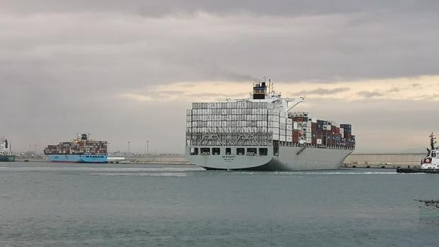 Hospitalizan a uno de los tripulantes con coronavirus de los dos barcos aislados en el Puerto de Valencia