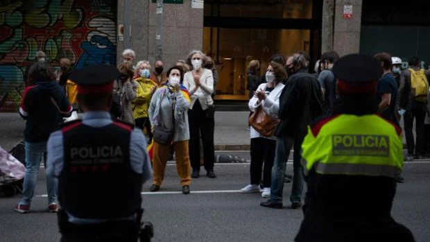 El independentismo próximo a Junts presiona a ERC en la calle: «¡Traidores, botiflers!»