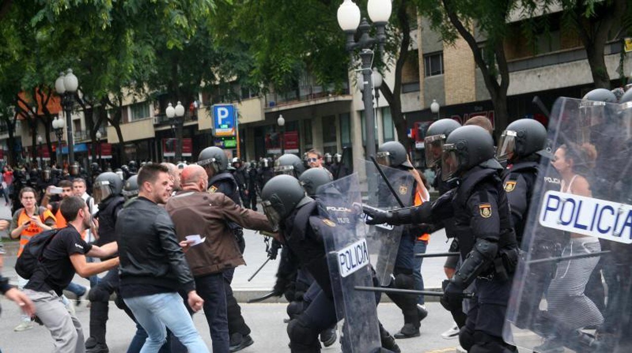 Cargas policiales en los alrededores de un colegio electoral del 1-O en Tarragona