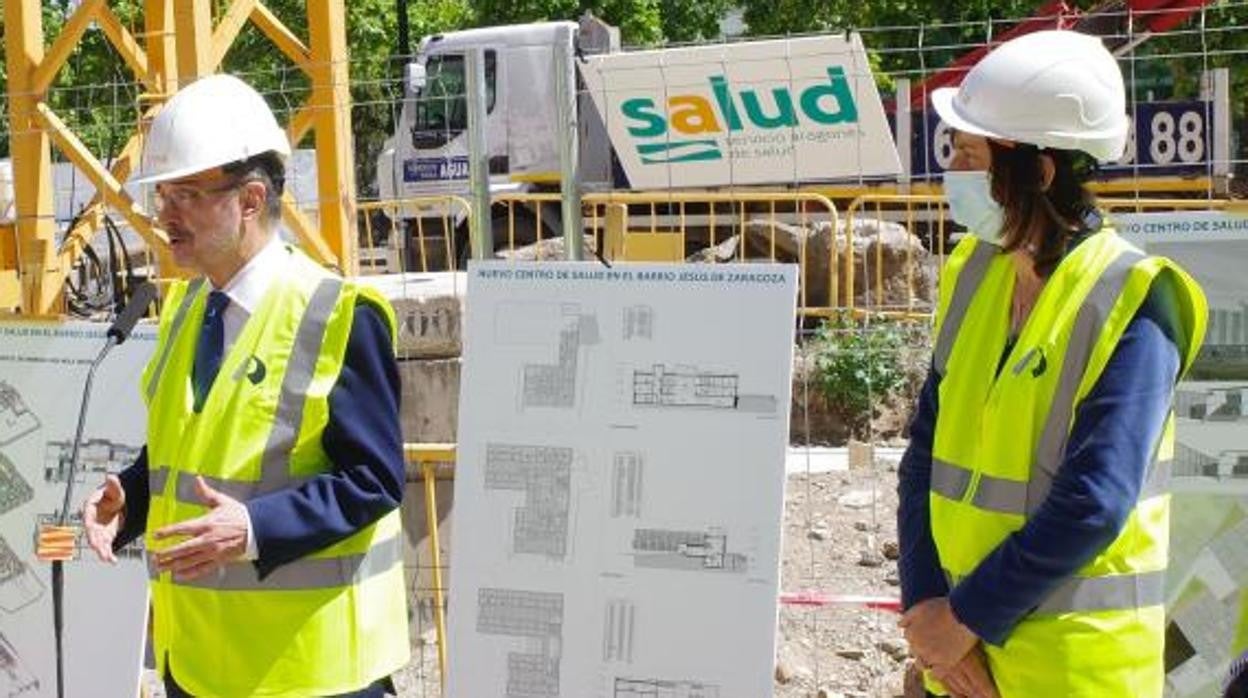 El presidente Lambán y su consejera de Sanidad, Sira Repollés, este miércoles, en el solar del zaragozano Barrio de Jesús donde se va a consturir un nuevo centro de salud