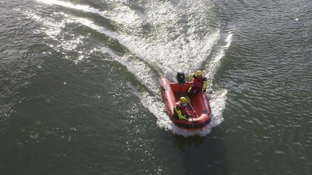 Un robot del Ejército se suma a la búsqueda del niño engullido por el Ebro en Zaragoza