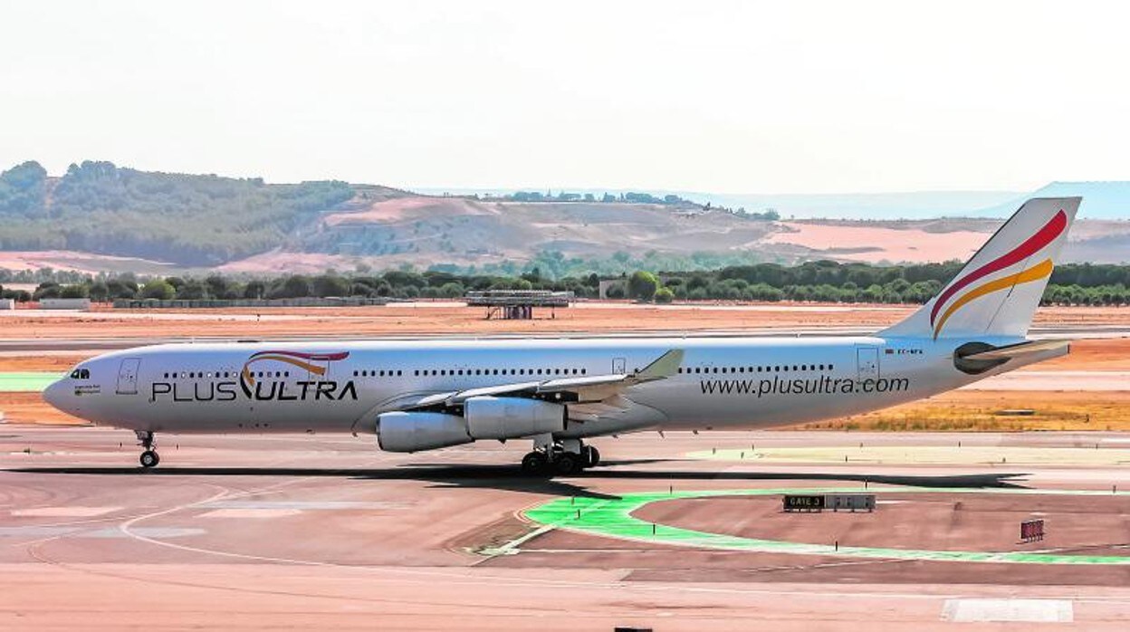 Un avión de la aerolínea Plus Ultra en pista de despegue