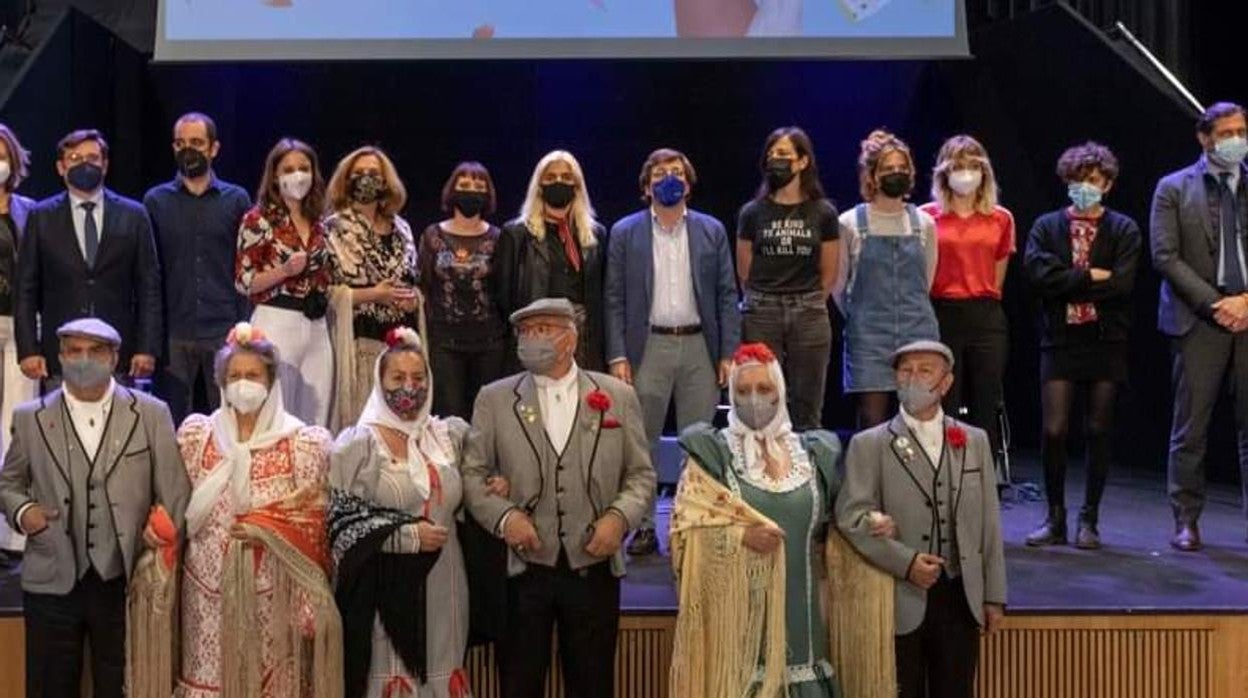 Los ganadores, posando con el alcalde Martínez-Almeida