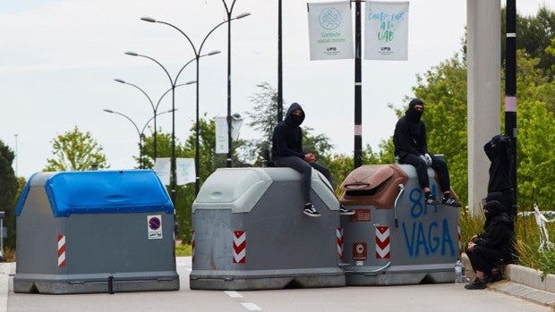 Universitarios radicales ensayan el método CDR: barricadas, capuchas y bengalas en el campus