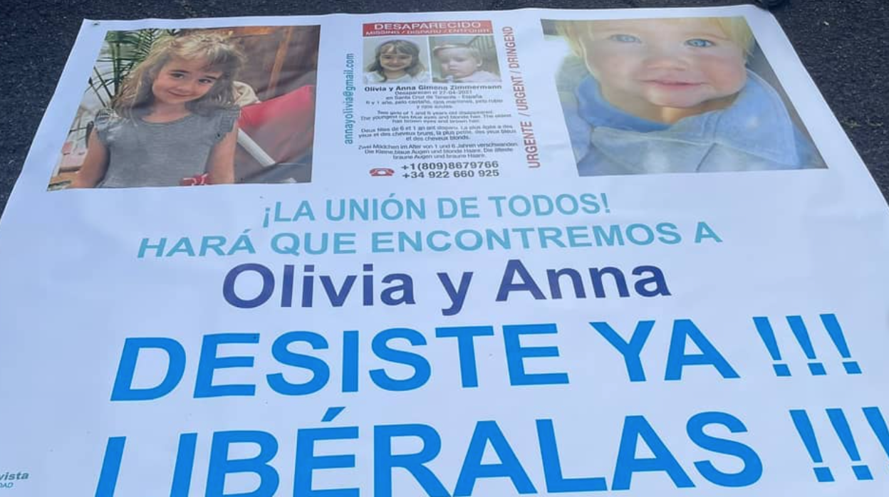 Cartel publicado por la familia de las niñas