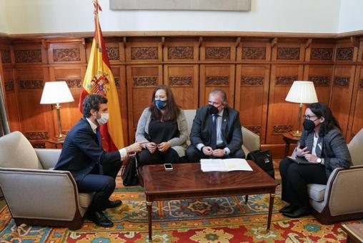 Pablo Casado se reúne con las víctimas del terrorismo