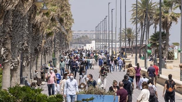 Los casos de coronavirus en Valencia se mantienen a la baja antes de la llegada de turistas del resto de España