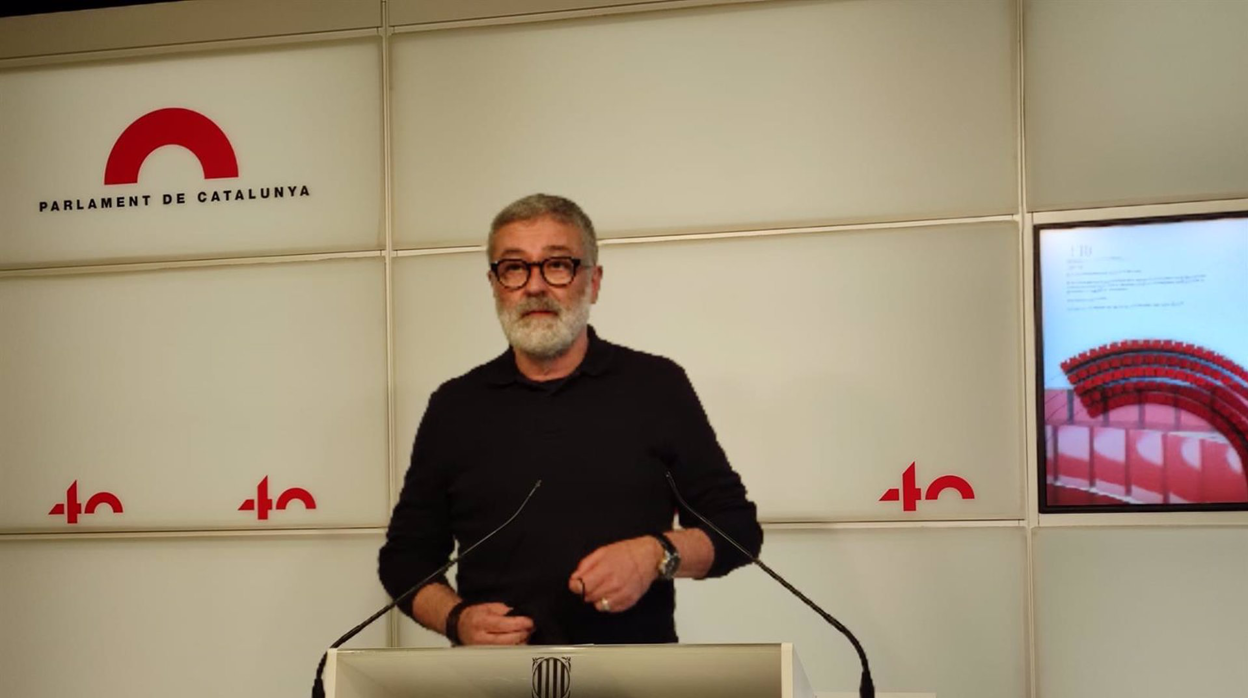 Carles Riera, durante una rueda de prensa en el Parlamento de Cataluña