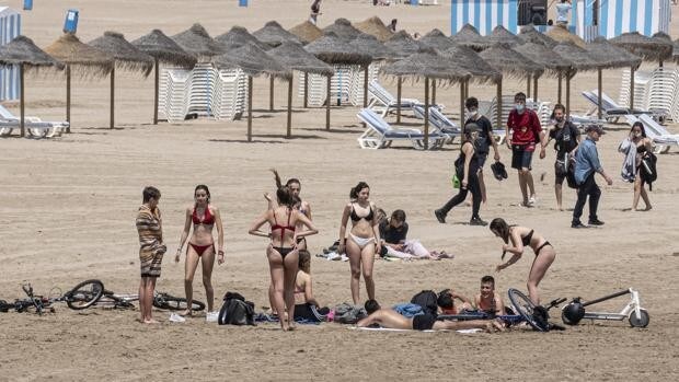 La Generalitat Valenciana impone el uso de la mascarilla en las playas y restricciones para fumar