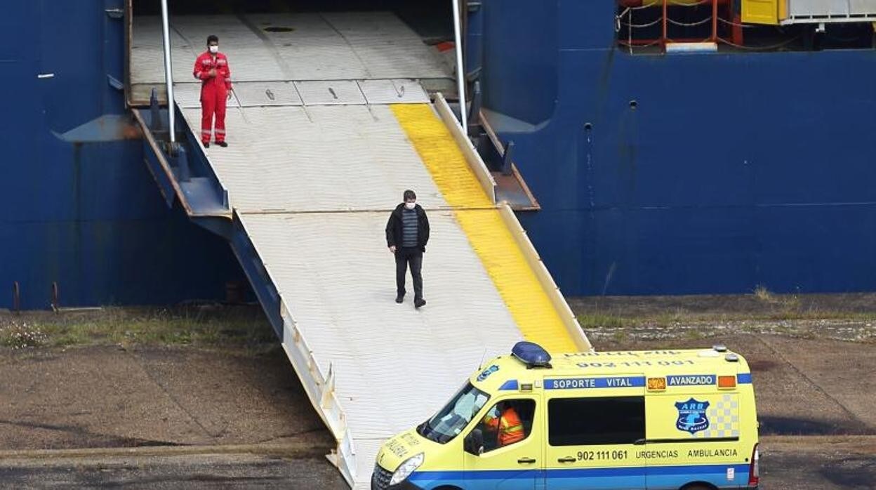 Una ambulancia atendiendo a la tripulación del Prometheus Leader, en Vigo