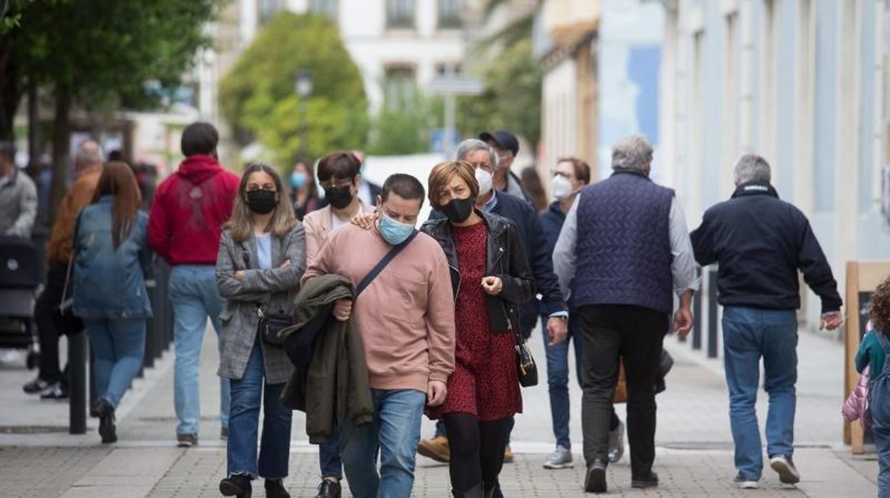 Personas paseando en Ribadeo en una imagen de archivo tras el fin del estado de alarma