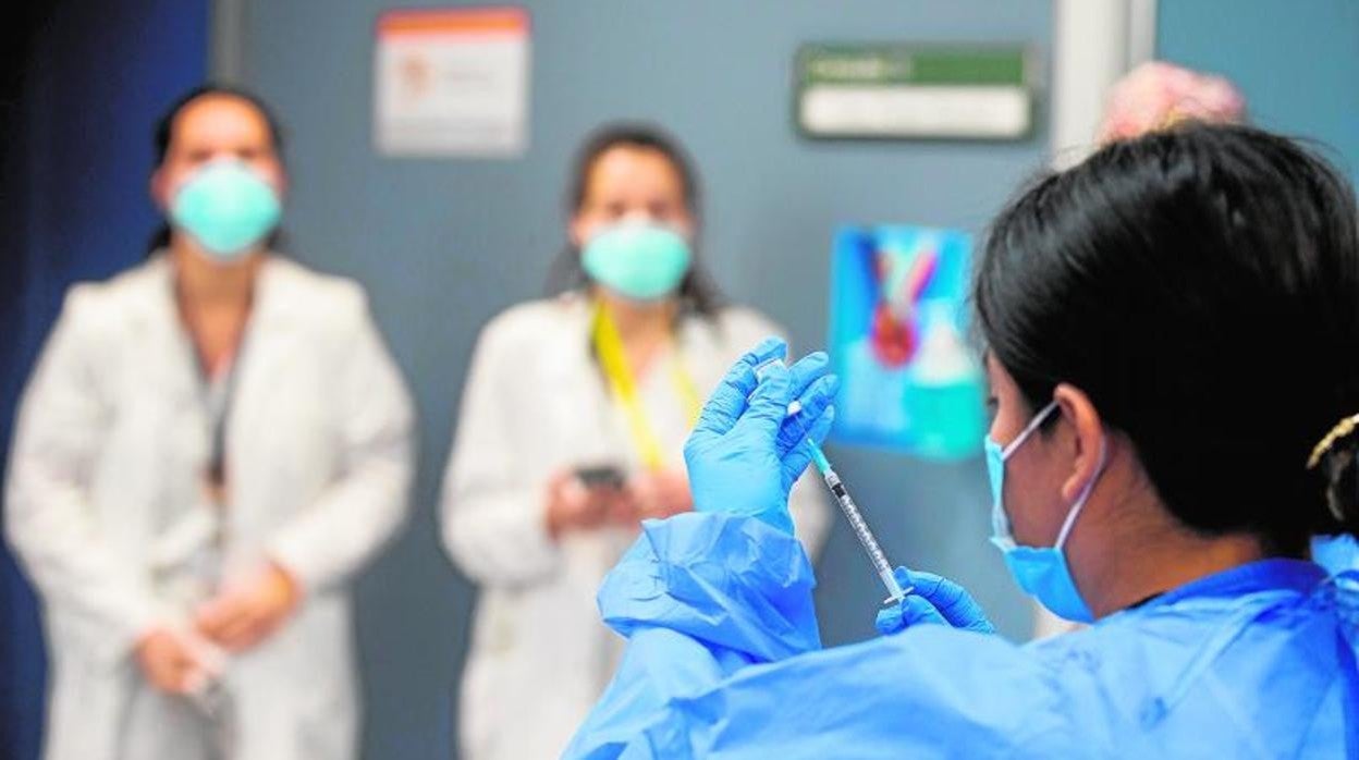 Una profesional sanitaria del Hospital de Sant Pau, prepara una de las vacunas