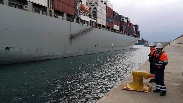 Hospitalizan a un segundo tripulante con coronavirus de los barcos aislados en el puerto de Valencia