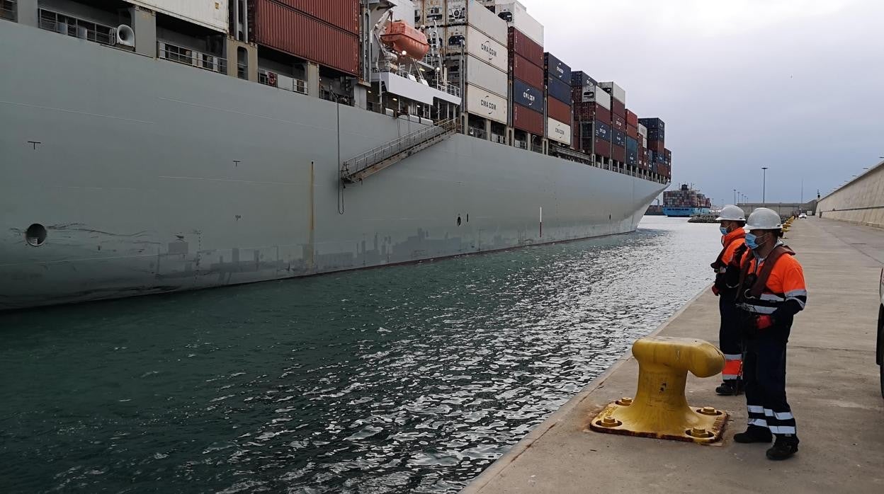 Imagen de uno de los dos barcos aislados en el puerto de Valencia