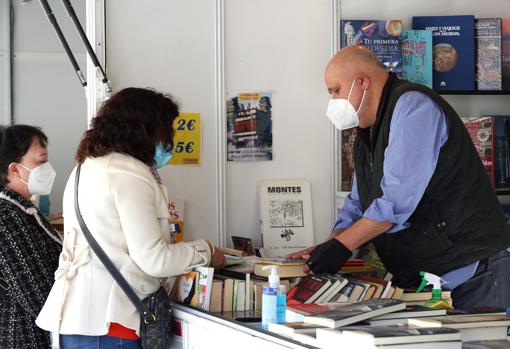 Los toledanos se acercaron hasta la feria para conocer las últimas novedades literarias