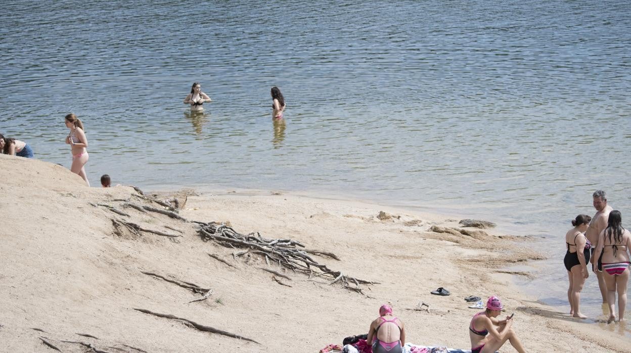 Varios bañistas disfrutan de una jornada relajada en la playa de la Virgen de la Nueva, en 2018