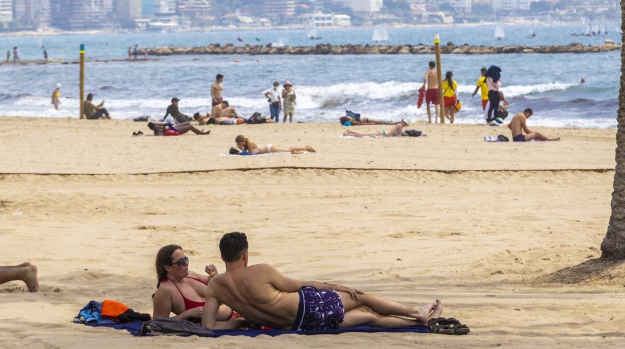 Imagen tomada el pasado domingo en la playa de El Postiguet de Alicante