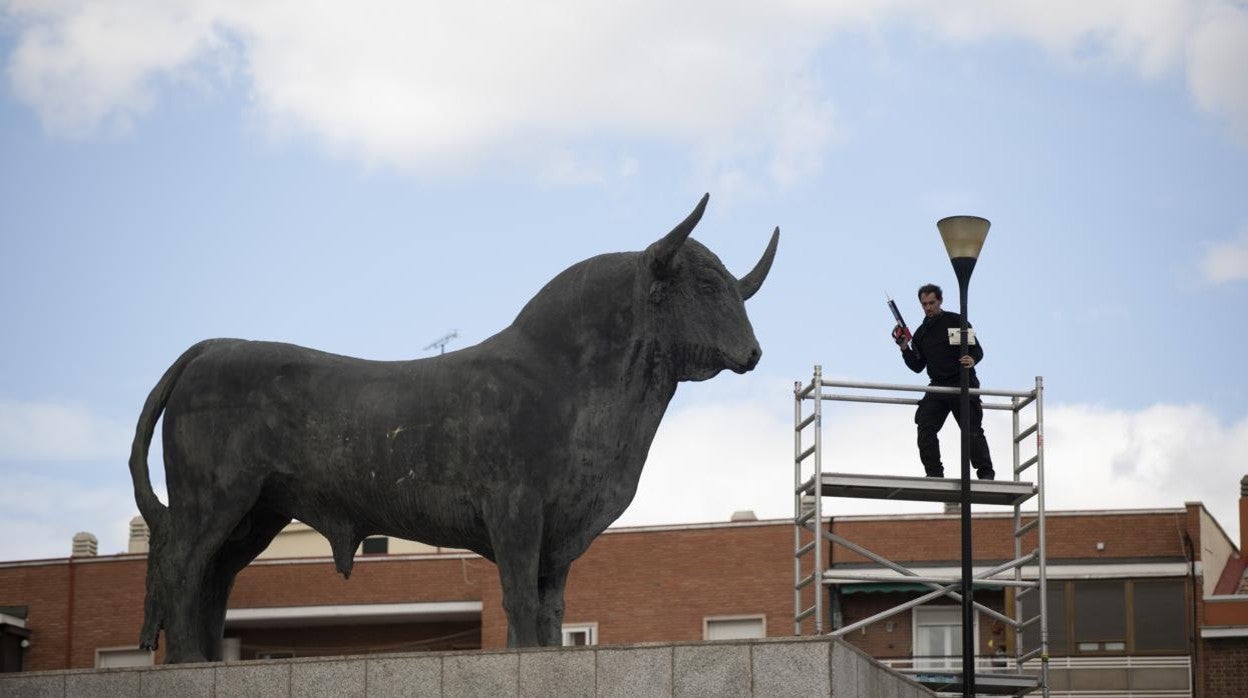 La plaza de Vistalegre se engalana para el inicio de la Feria de San Isidro