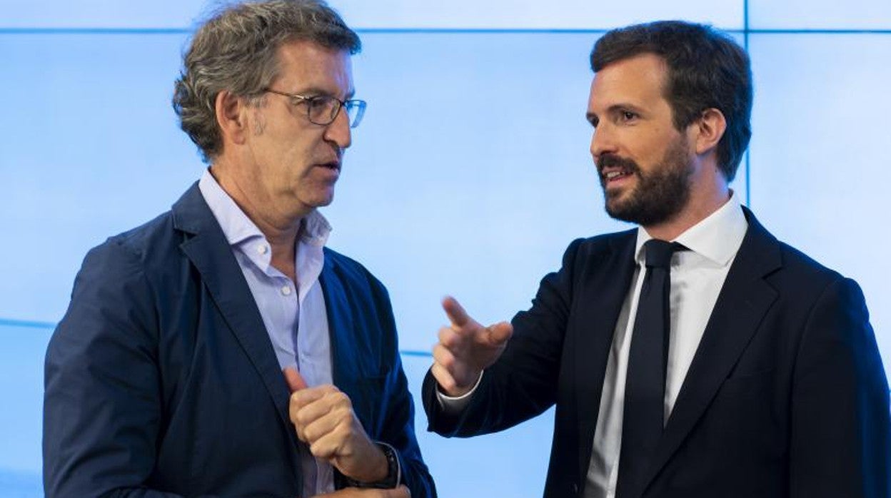 El presidente de Galicia, Alberto Núñez Feijóo, con el líder del PP, Pablo Casado