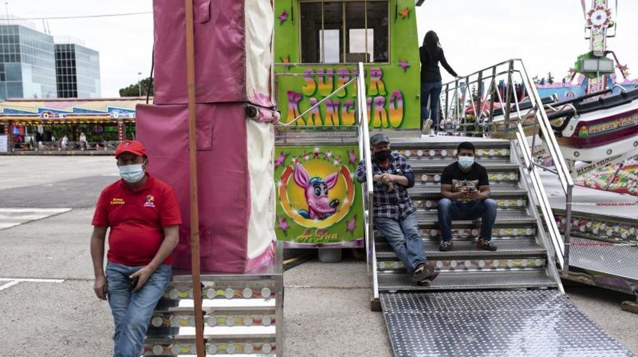 Feriantes, en el aparcamiento de Ifema, tras saber que no podrían abrir las atracciones por falta de un permiso