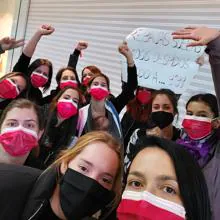 Trabajadoras ante una de las tiendas de Zaragoza que han cerrado por la huelga