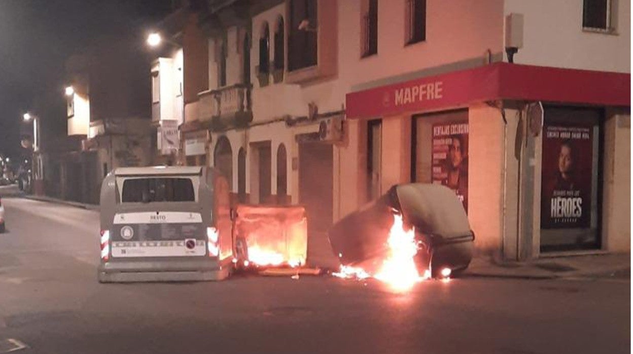 Quema de contenedores en las calles de La Línea