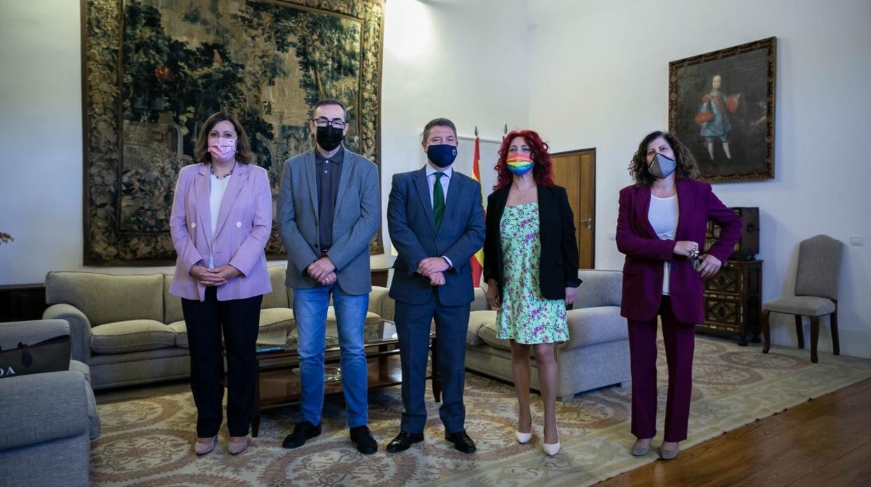 El presidente Page y Patricia Franco, junto a María Soledad García (Cecam),Paco de la Rosa (CCOO) y Olga Arribas (UGT)