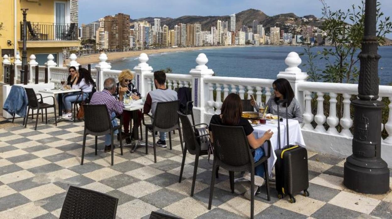 Una terraza de un bar de Benidorm con varias mesas ocupadas