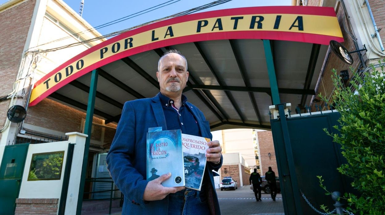 El novelista, delante de la entrada a la comandancia de la Guardia Civil en Toledo