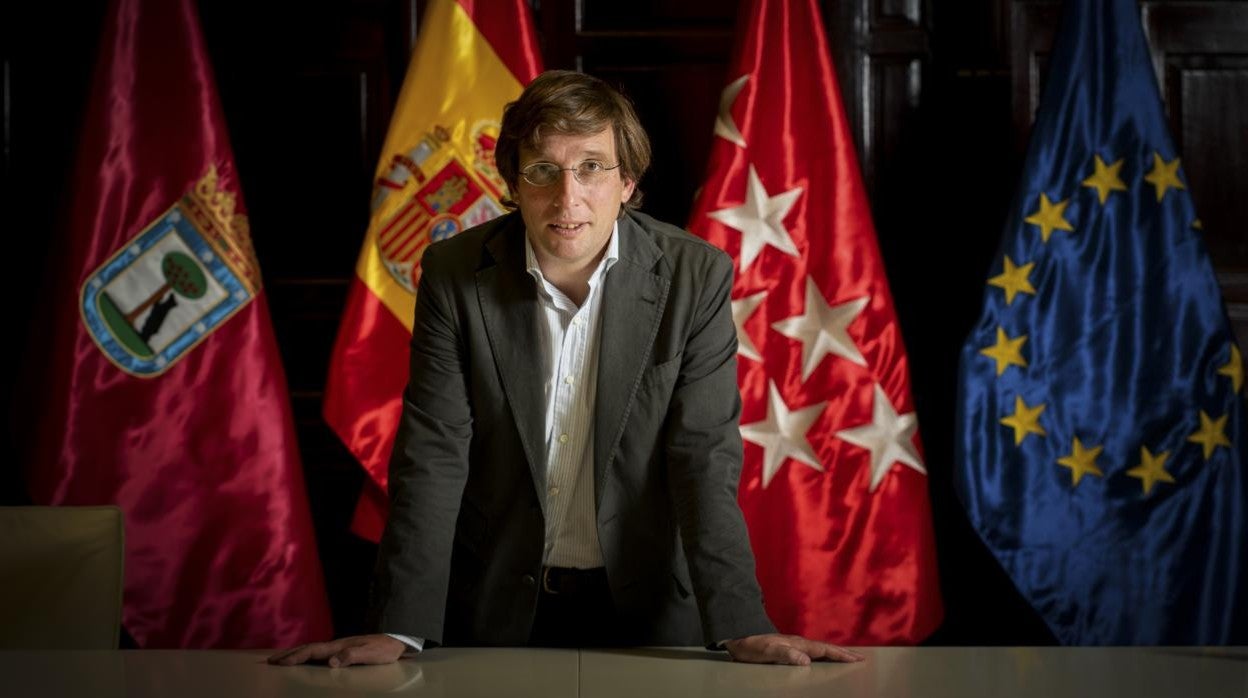 El portavoz nacional del PP y alcalde de Madrid, José Luis Martínez-Almeida, posa para ABC en un salón de Cibeles