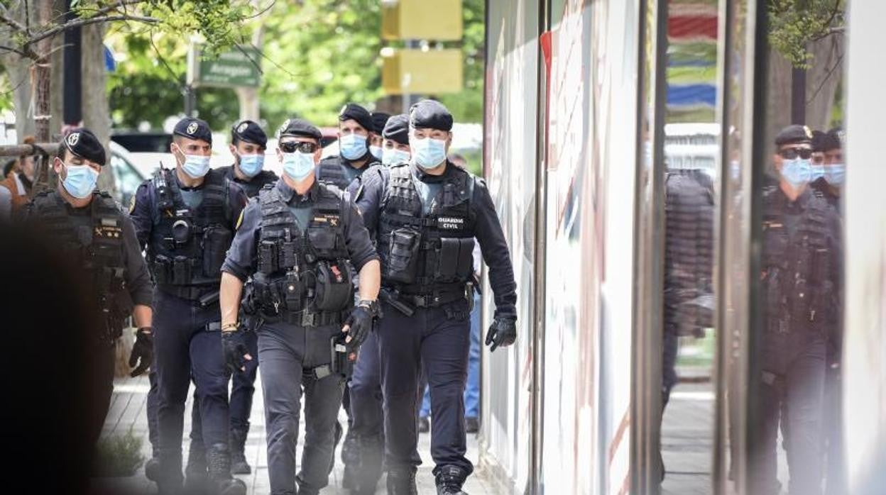 Efectivos de la UCO de la Guardia Civil antes de un registro domiciliario en la Operación Azud