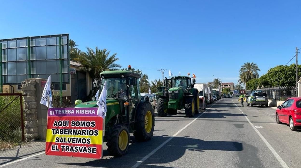 Un cartel con el mensaje contra el Gobierno en la tractorada de este sábado en Elche