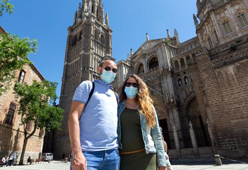 Carlos y Jessica, en la plaza del ayuntamiento, llegados de Sevilla