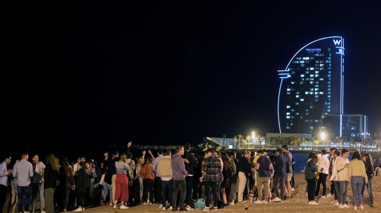 Jóvenes bebiendo en la playa este fin de semana